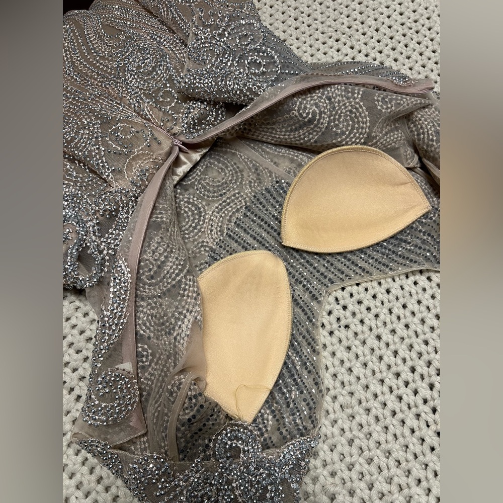 Luxury Party Gown - Picture 8 of 17